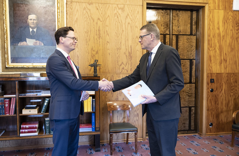 Tasa-arvovaltuutettu Jukka Maarianvaara luovuttaa kertomuksen eduskunnalle ja kättelee puhemies Matti Vanhasta.