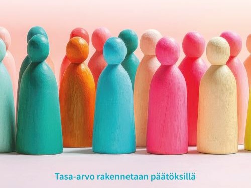 Esitteen kannessa on vaaleanpunaisia, turkooseja, oransseja ja vaaleita puisia ihmishahmoja ja otsikko: Tasa-arvovaltuutetun keskeiset suositukset tasa-arvon vahvistamiseksi 2027–2030. Tasa-arvo rakennetaan päätöksillä.